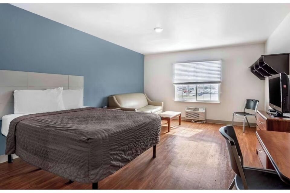 Desk, laptop workspace, iron/ironing board, free WiFi