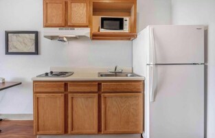 Refrigerador con freezer, microondas, placa de cocina, freezer