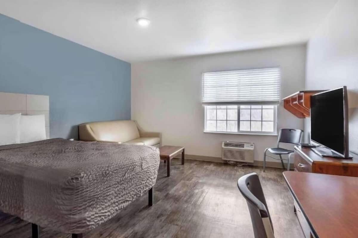 Desk, laptop workspace, iron/ironing board, free WiFi