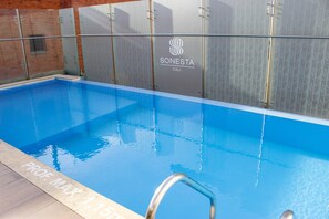 Una piscina al aire libre