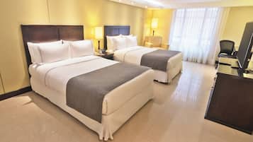 Rum - 2 enkelsängar (Habitacion 2 Camas) | Värdeförvaringsskåp på rummet, skrivbord och mörkläggningsgardiner