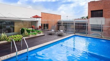 Hồ bơi ngoài trời