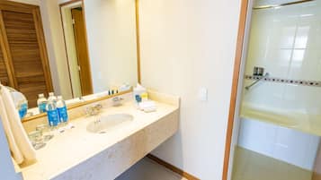 Vòi sen/bồn tắm kết hợp, đồ dùng nhà tắm miễn phí, máy sấy tóc