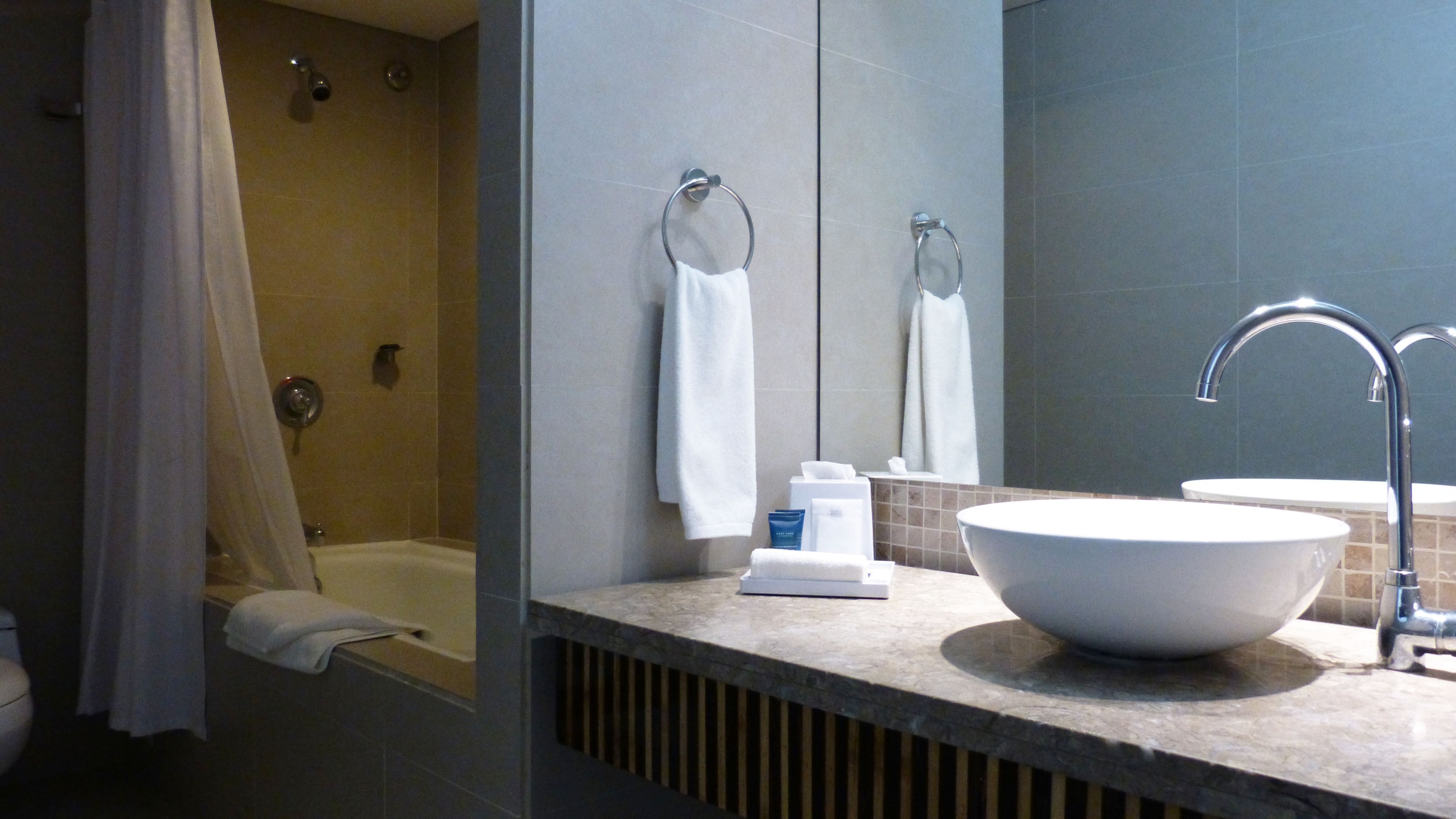 junior suite | bathroom | combined shower/bathtub, free toiletries, hair dryer, towels