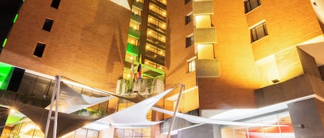 Vista frontal de la propiedad