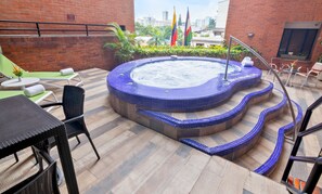 Bañera de hidromasaje cubierta