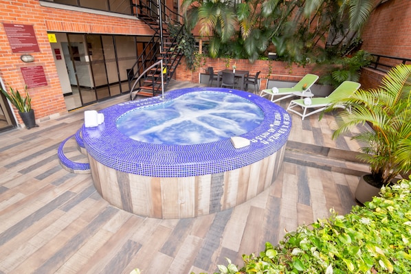 Indoor spa tub