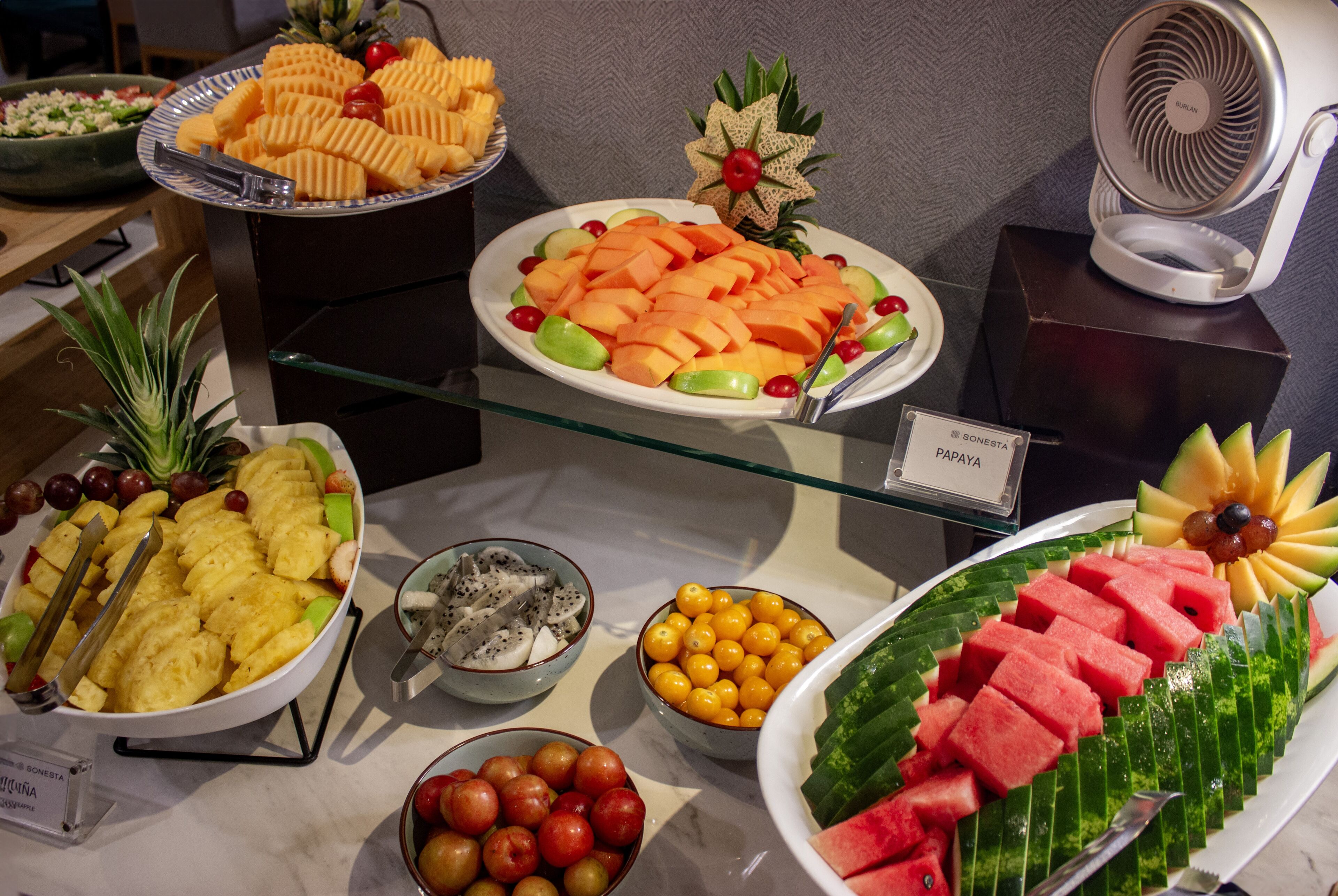 Un buffet proposant une variété de fruits et d’en-cas.