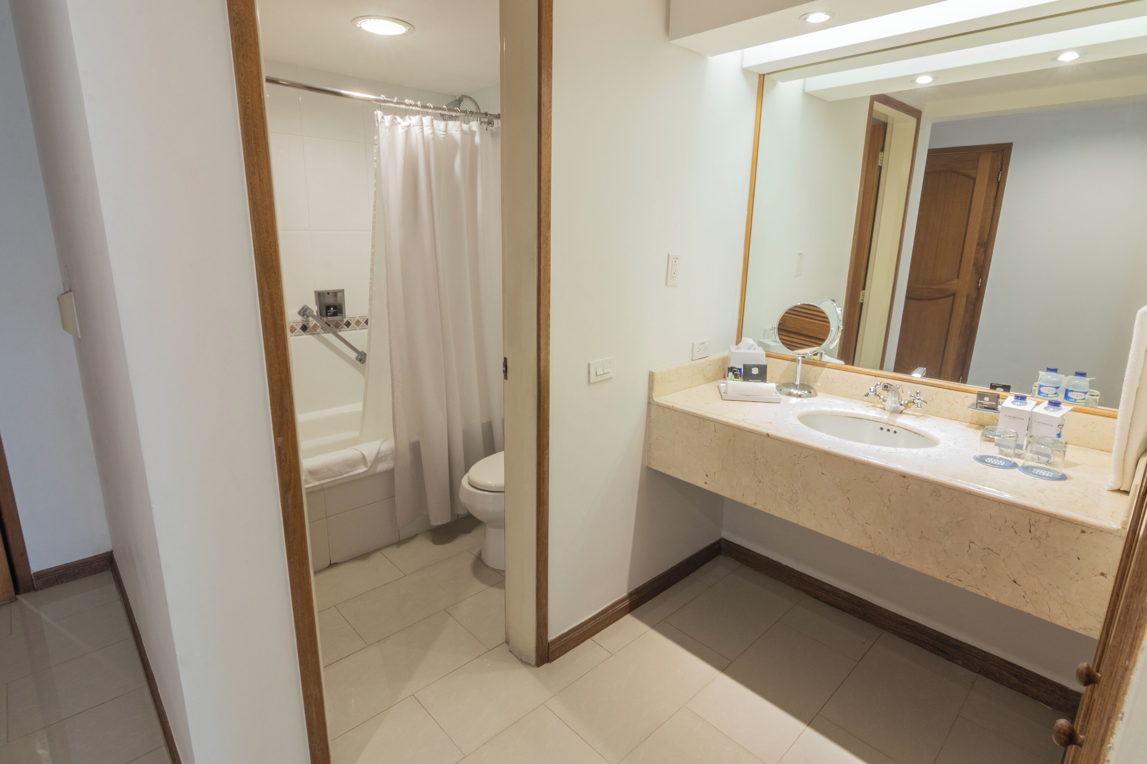 Un baño con bañera, inodoro y lavabo.