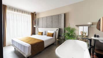 Superior Suite | Minibar, individually decorated, individually furnished