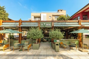 2 restaurants, breakfast, lunch, dinner served; Turkish cuisine