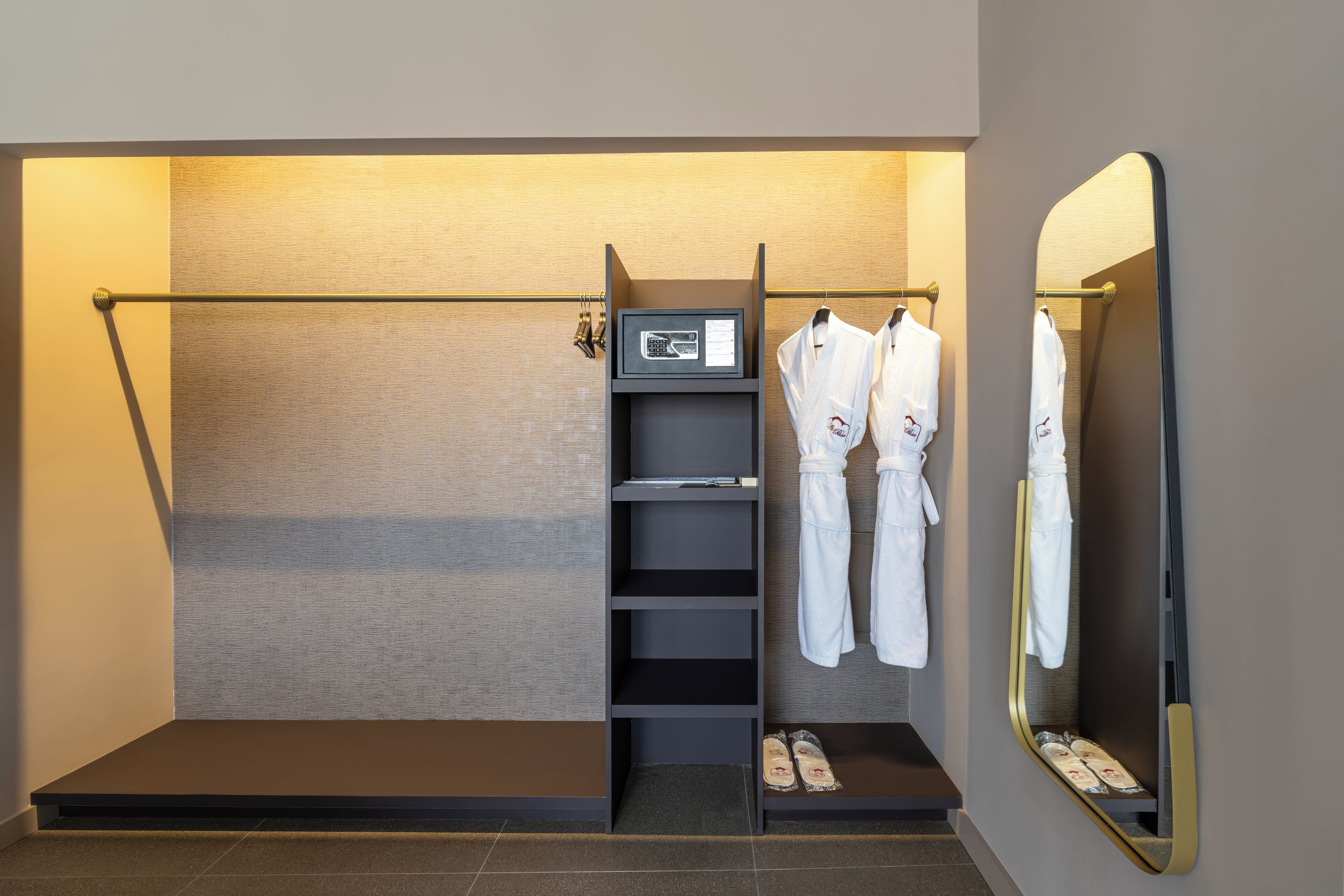 Un baño moderno con ducha integrada, toallero y espejo.