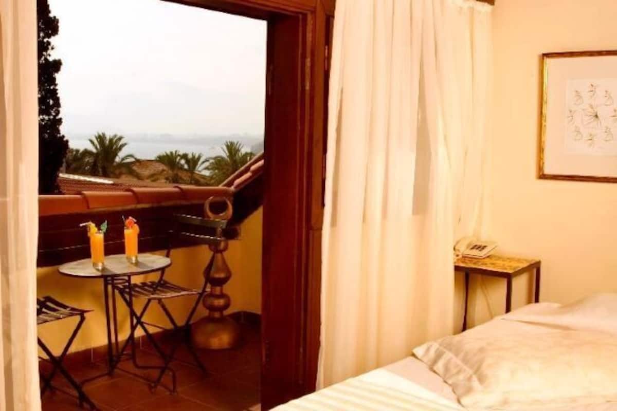 Minibar, in-room safe, individually decorated, individually furnished