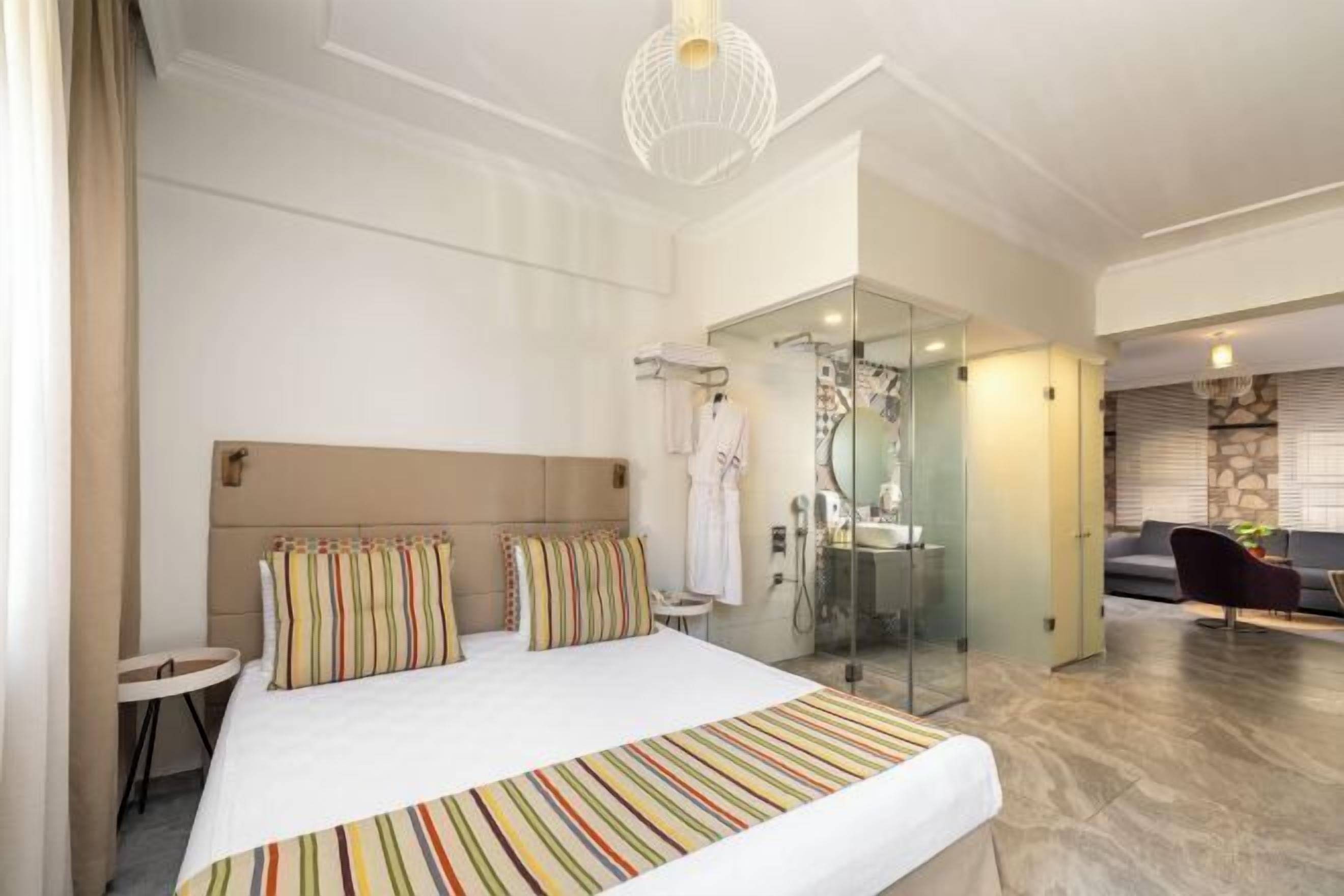 Minibar, in-room safe, individually decorated, individually furnished