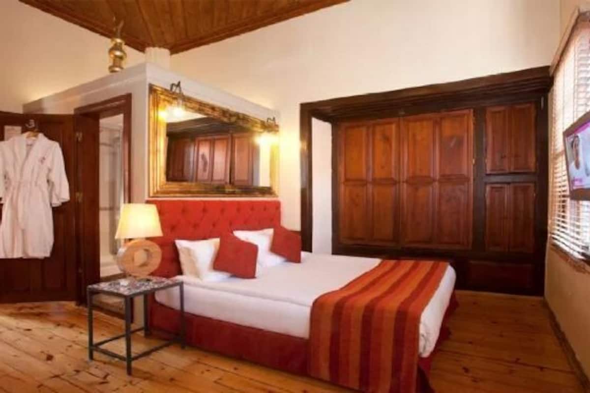 Minibar, in-room safe, individually decorated, individually furnished