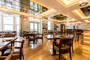 Aperto a colazione, pranzo e cena, con vista sulla spiaggia 