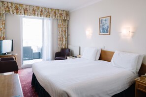 Dubbelrum eller tvåbäddsrum - utsikt mot trädgården | Värdeförvaringsskåp på rummet, skrivbord och mörkläggningsgardiner