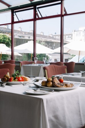 Serviço de jantar, vistas para a piscina