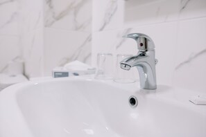 シャワー付き浴槽、バスアメニティ (無料)、ヘアドライヤー、タオル