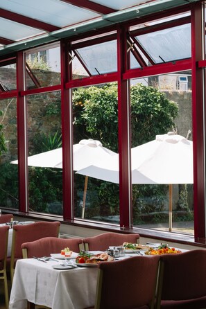 Middag serveras, med utsikt mot poolen 