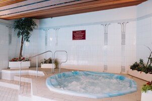 Bañera de hidromasaje cubierta