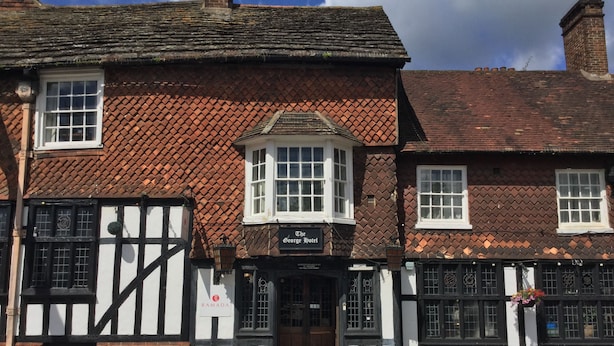 Un bâtiment traditionnel à colombages, avec une enseigne indiquant « The George Hotel » et une autre indiquant « Ramadan ».