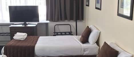 Chambre, Plusieurs lits, non-fumeur | Literie de qualité, lit avec matelas à plateau-coussin, bureau