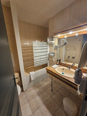 Quadruple Room | Bathroom | Shower, hair dryer, bathrobes, towels - Hôtel 1er Consul Rouen (Rouen)