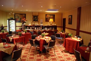 Buffet breakfast on weekdays (EUR 11.90 per person) - Hôtel 1er Consul Rouen (Rouen)