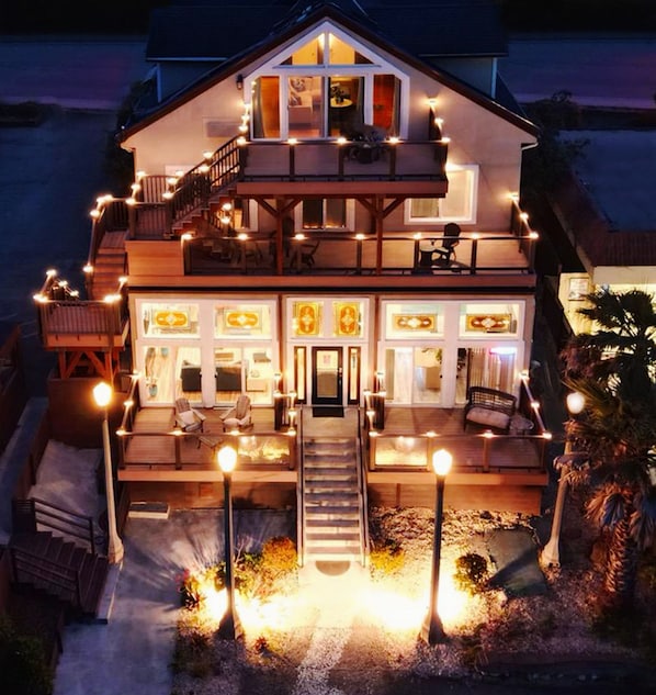 Façade de lâhĂ©bergement â soirĂ©e/nuit