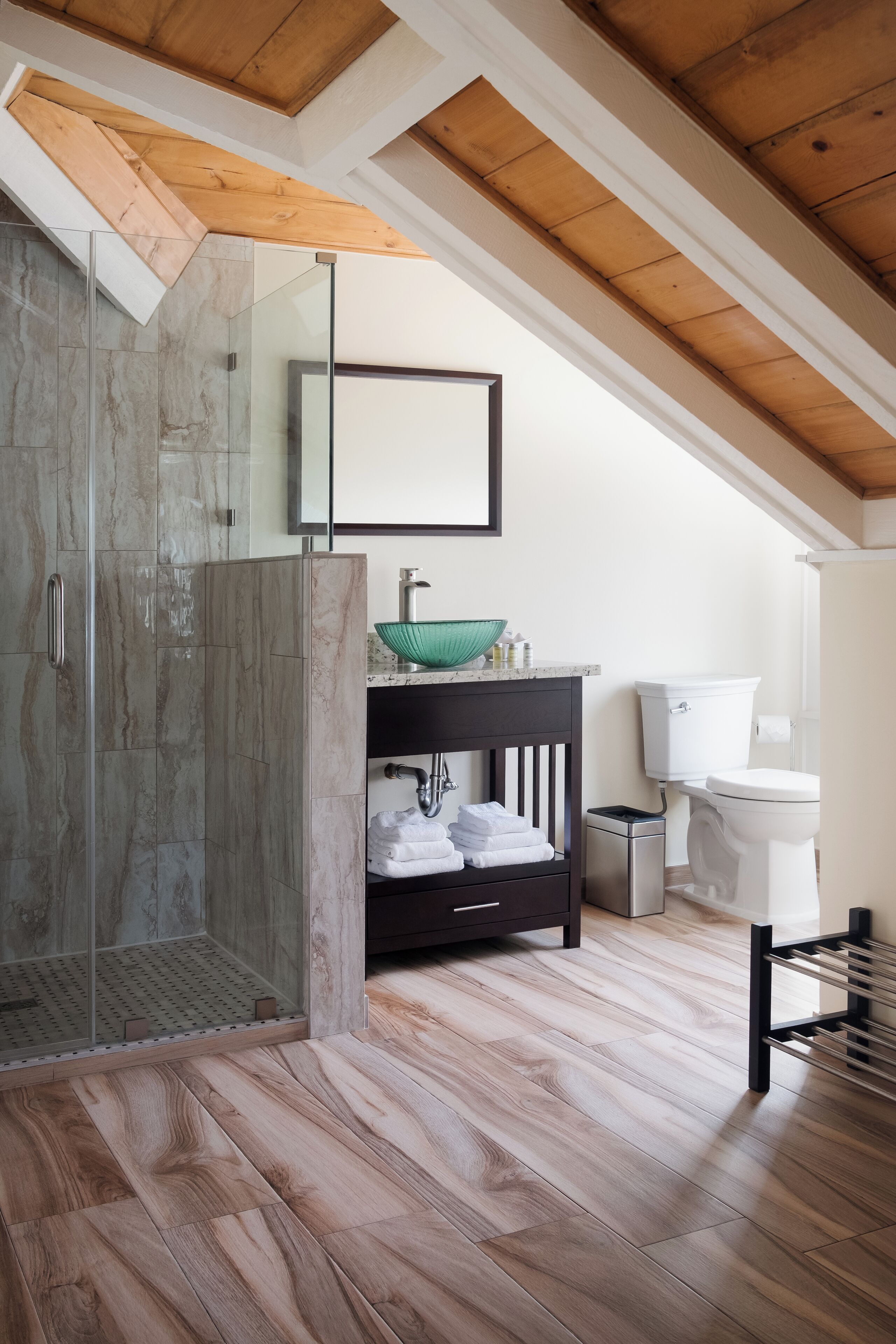 classic penthouse | bathroom | shower, free toiletries, towels