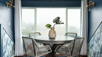Penthouse, 1 Queen Bed, Ocean View | In-room dining