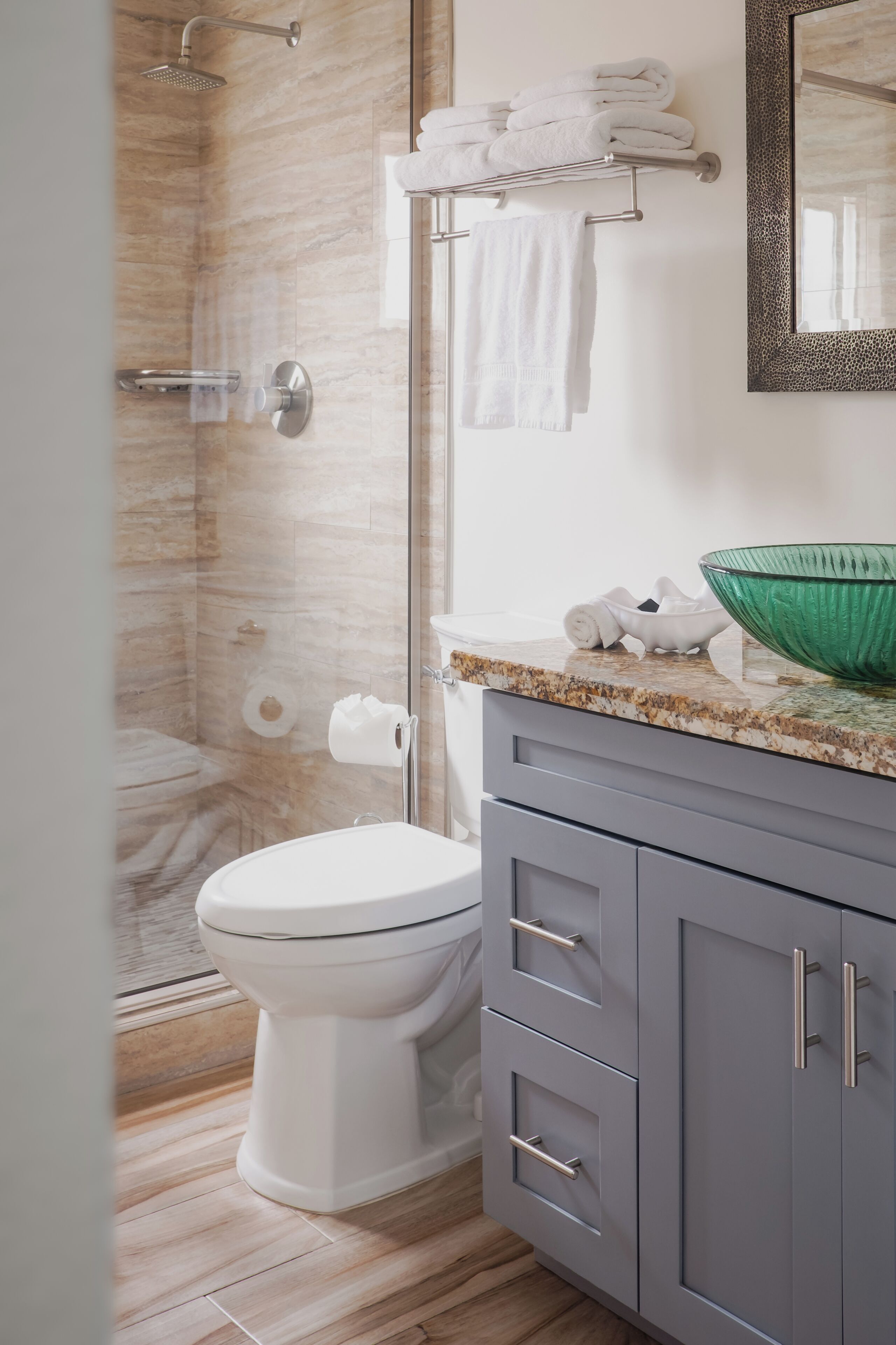 deluxe suite | bathroom | shower, free toiletries, towels