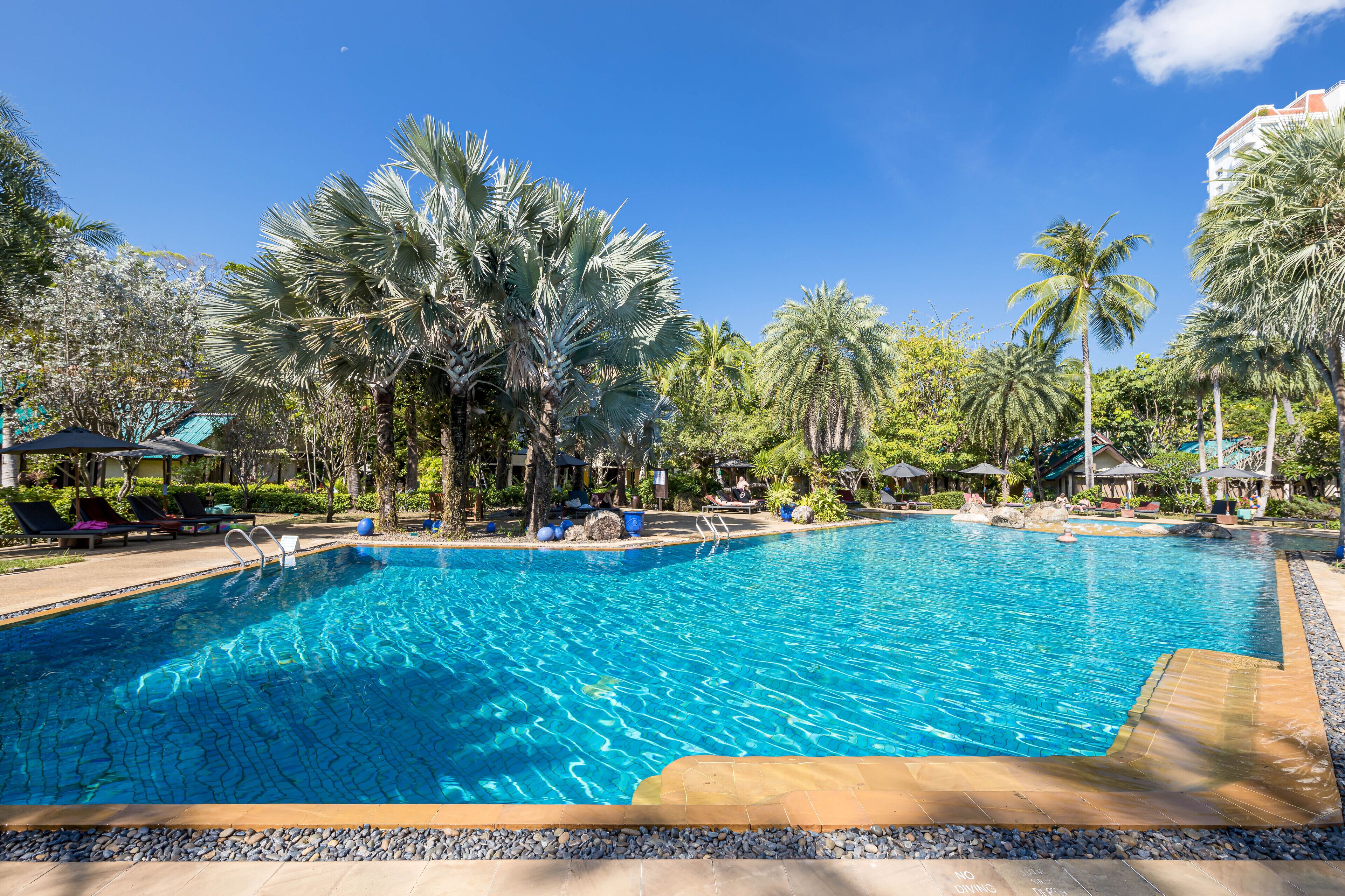 Kolam renang terbuka, dibuka dari pukul 7:00 hingga 19:00, payung kolam 