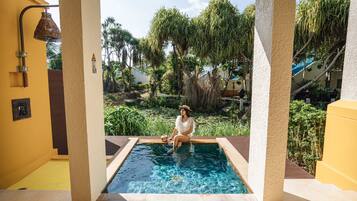 Huone (Plunge Pool Villa King) | Ylelliset vuodevaatteet, tallelokero huoneessa, pimennysverhot