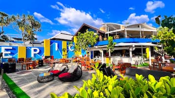 2 restaurants, breakfast, lunch, dinner served; international cuisine
