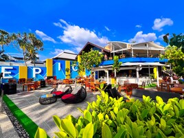 2 restaurants, breakfast, lunch, dinner served; international cuisine