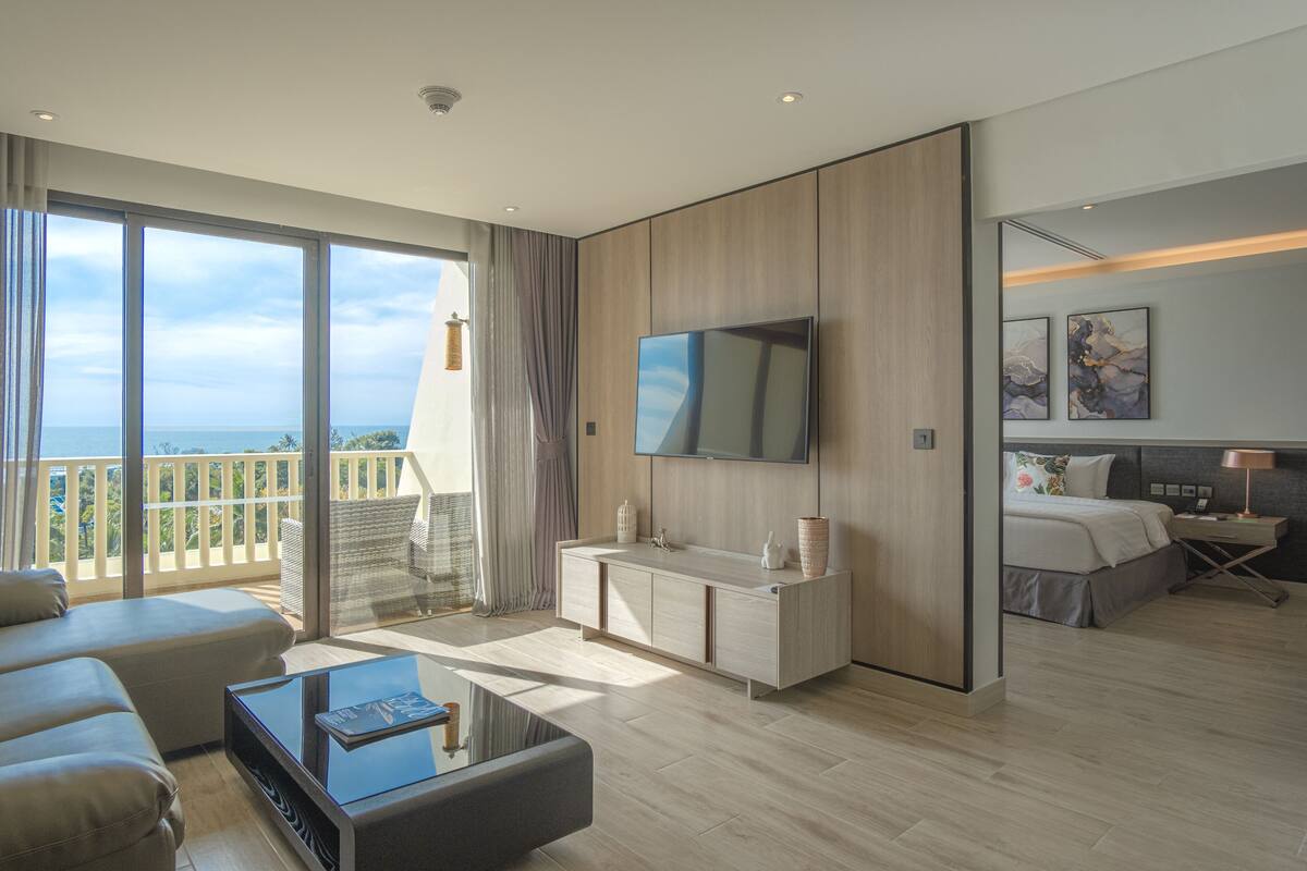 Paradox One-Bedroom Suite Seaview | リビング エリア | 55 インチのスマートテレビ (デジタル放送視聴可)、テレビ、テーブルサッカー台