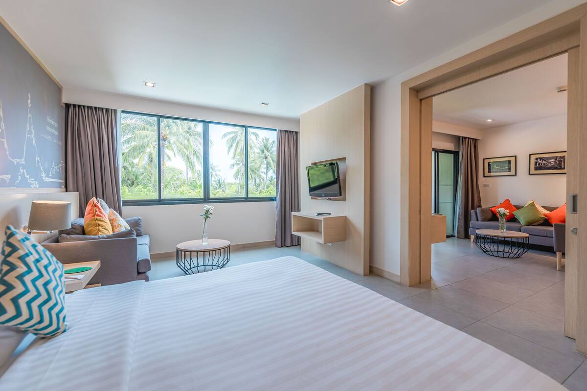 One-Bedroom Suite Garden View | 高級寝具、セーフティボックス (室内)、遮光カーテン、アイロン / アイロン台