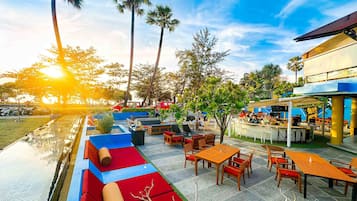 2 restaurants; breakfast, lunch, dinner and brunch served