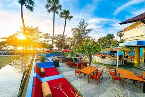2 nhà hàng; phục vụ bữa sáng, bữa trưa, bữa tối và bữa sáng muộn