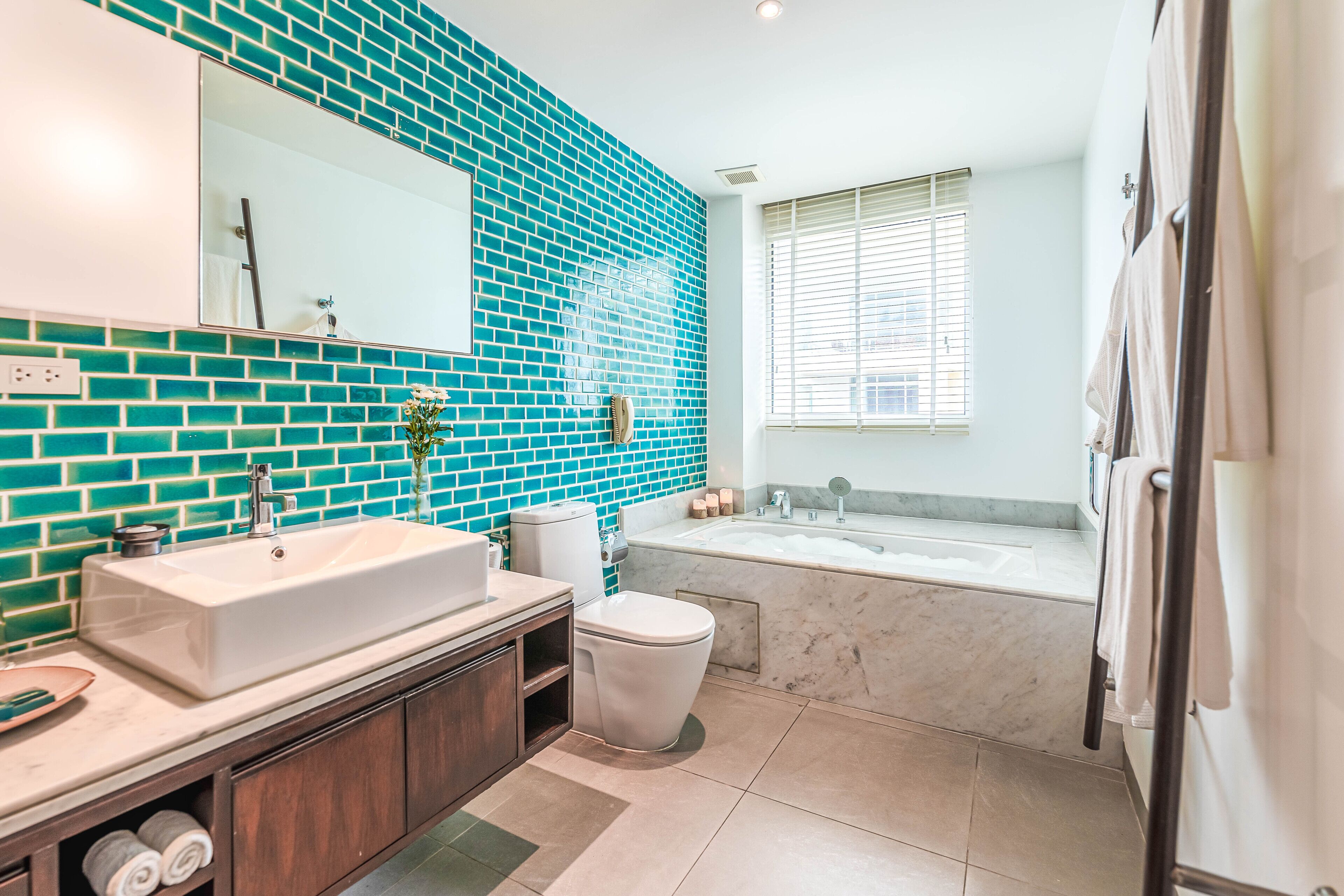 Une salle de bain moderne avec un grand lavabo, des toilettes et une baignoire.