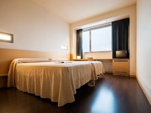 Zimmersafe, Schreibtisch, Verdunkelungsvorhänge, schallisolierte Zimmer