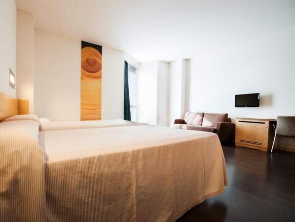 Family Room (2 adults + 2 children)