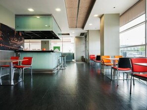 Tägliches kontinentales Frühstück (5 EUR pro Person)