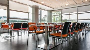 Daily continental breakfast (EUR 5 per person)