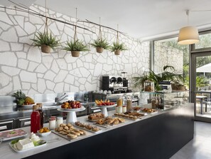 Free daily buffet breakfast  - Colle Del Sole Hotel (Alberobello)
