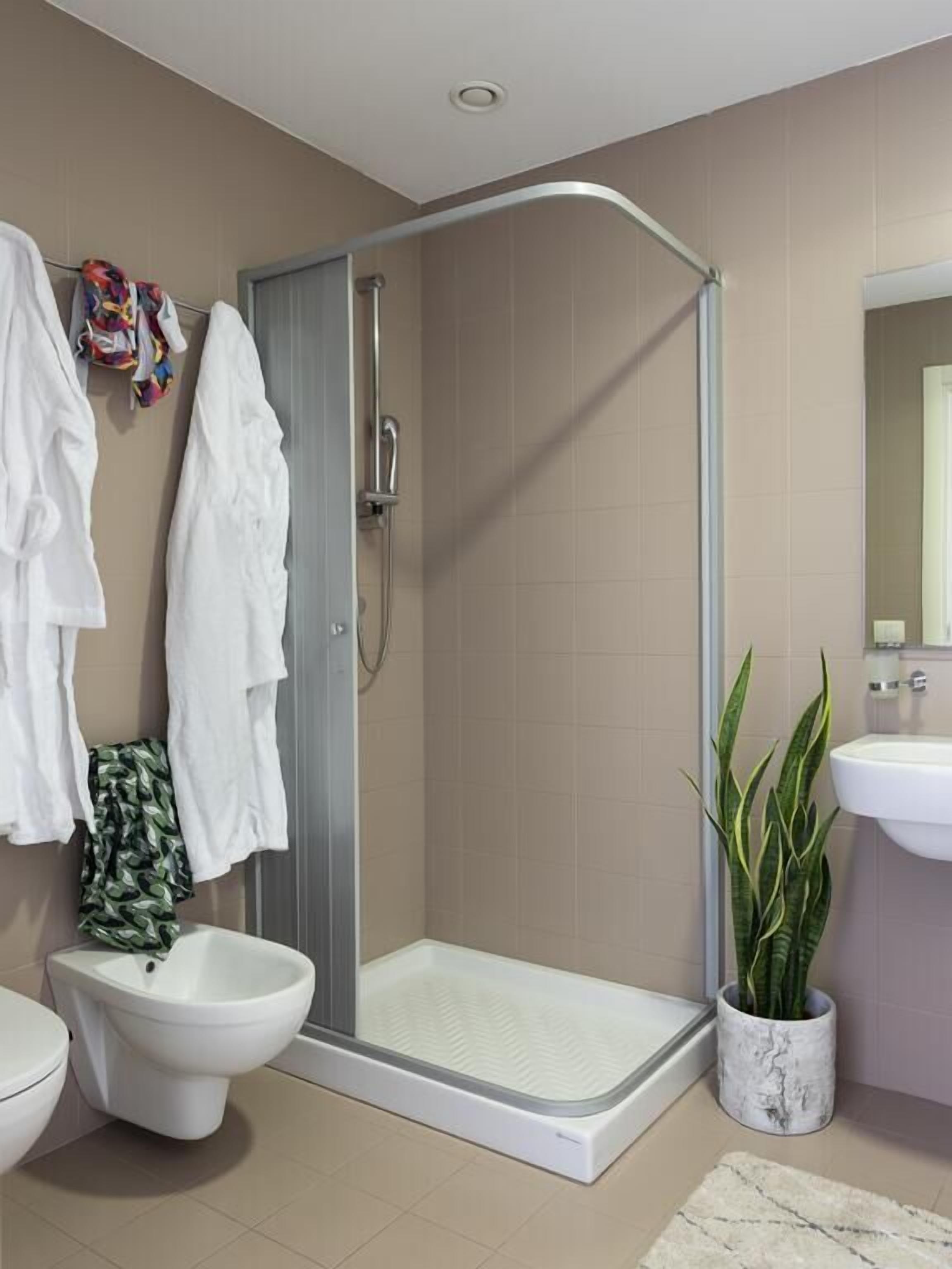 comfort double room, garden view | bathroom | hair dryer, bidet, towels