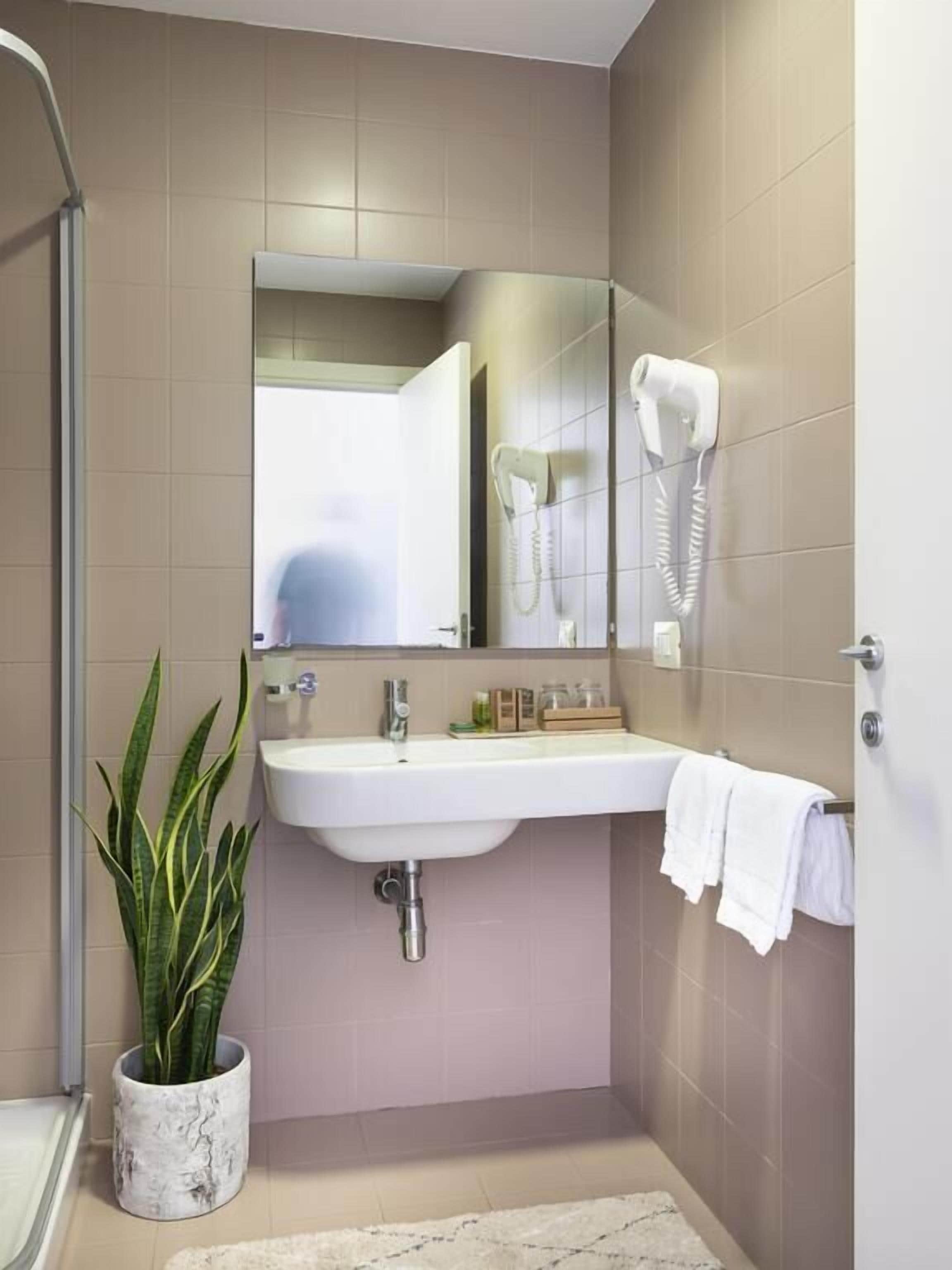 comfort double room, garden view | minibar, in-room safe, desk, blackout curtains