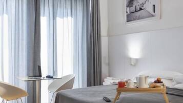 Minibar, caja de seguridad en la habitación y escritorio